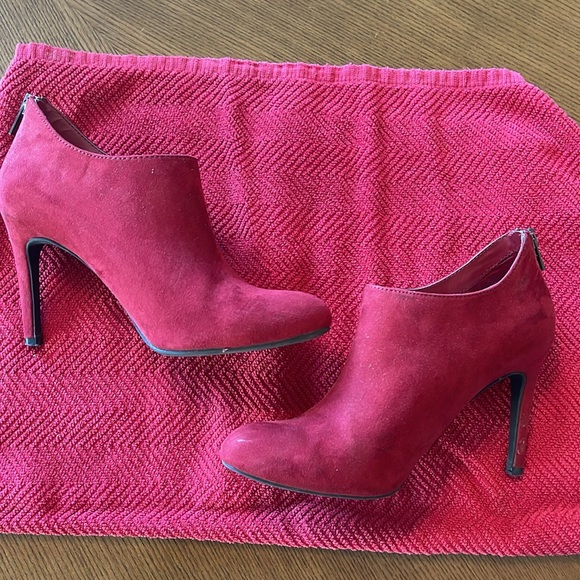 Kelly & Katie Deep Red Suede High Heels. 3 1/2” heel. Size 6 1/2. - Picture 5 of 6